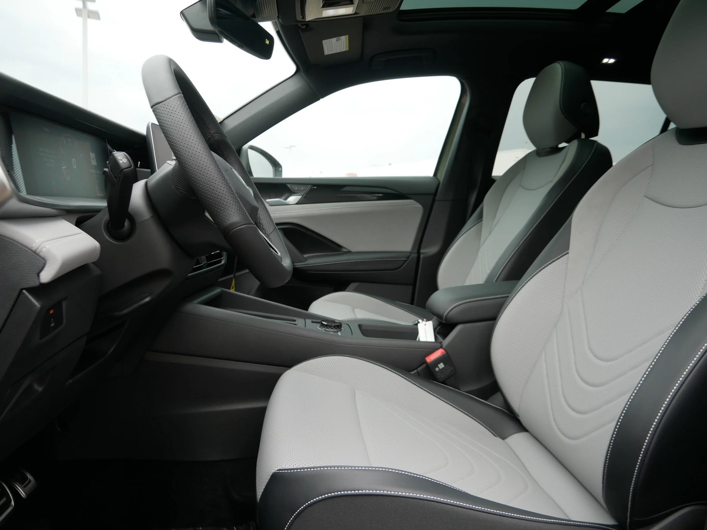 New 2026 Avocado Green w/Deep Black Roof Volkswagen SE R-Line Black image 4