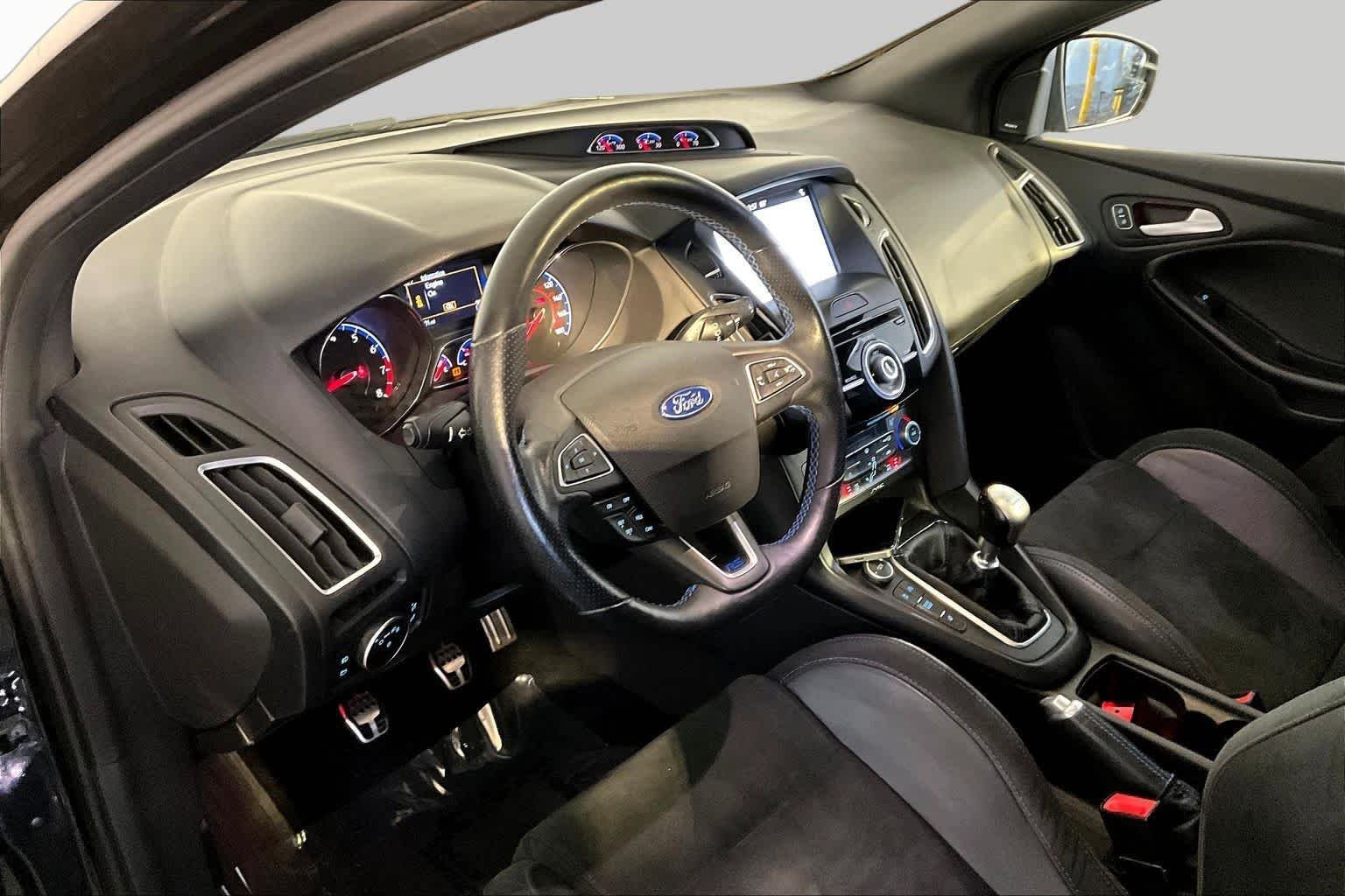Used 2017 Shadow Black Ford RS image 18