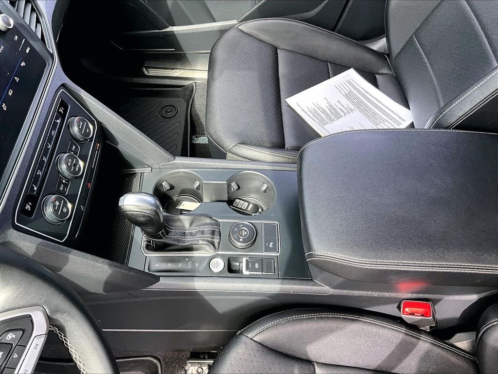 Used 2021 Deep Black Pearl Volkswagen 3.6L V6 SE w/Technology image 20