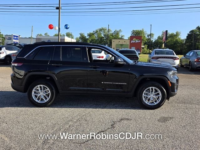 New 2026 Diamond Black Crystal Pearl-Coat Exterior Paint Jeep Laredo image 14