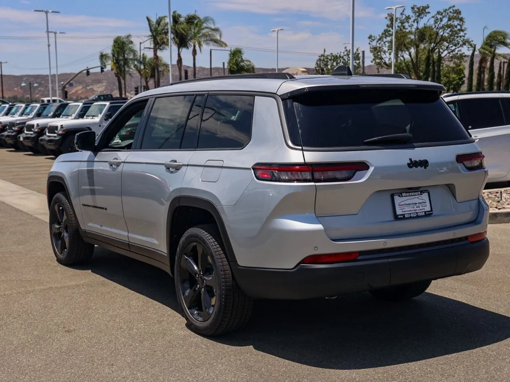 New 2026 Silver Zynith Exterior Paint Jeep Limited image 5