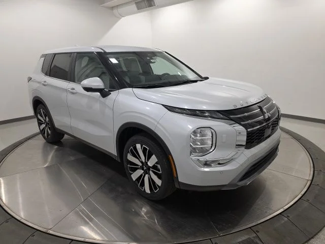 New 2026 White Mitsubishi SE S-AWC image 3