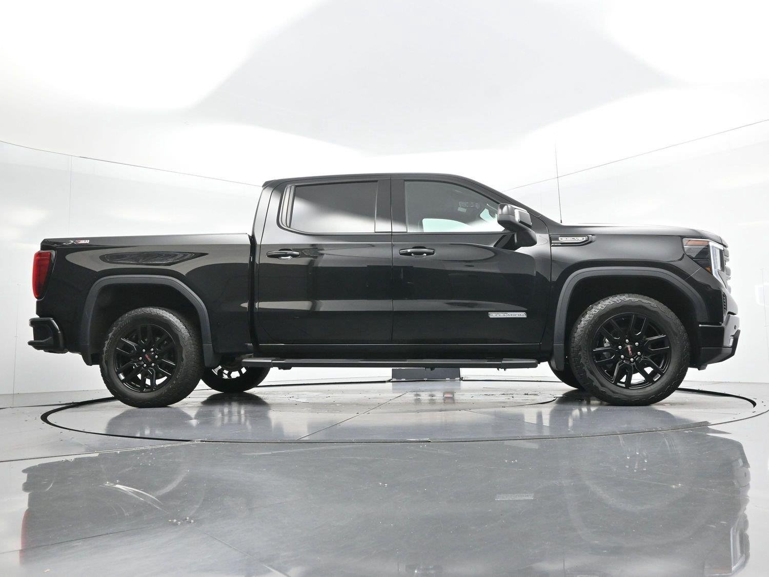 Used 2025 Onyx Black GMC Elevation image 47