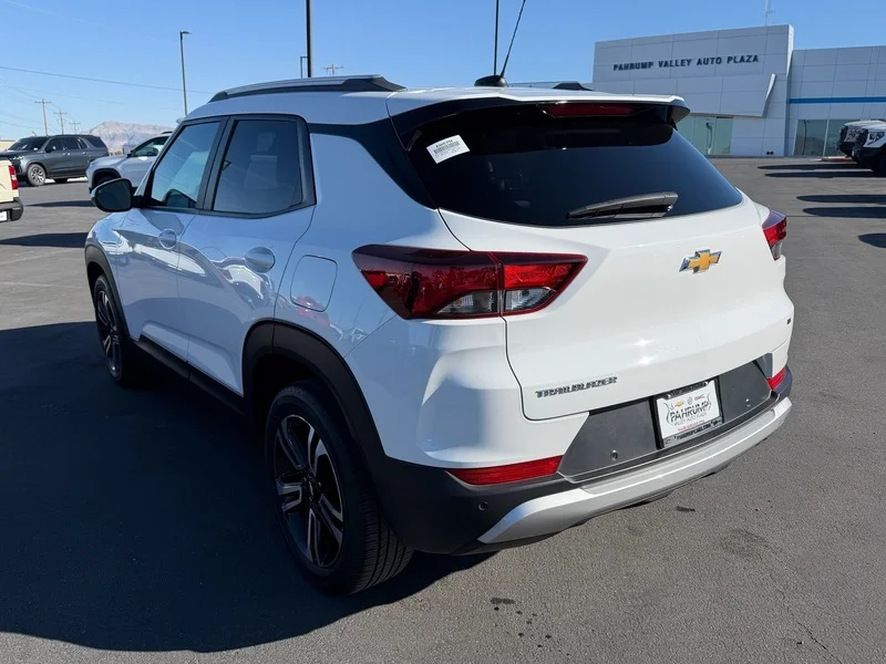 Used 2024 Summit White Chevrolet LT image 5