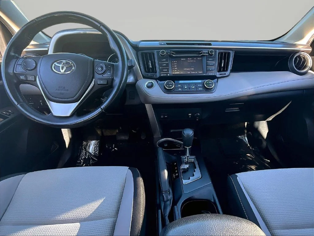 Used 2018 Silver Toyota XLE image 8