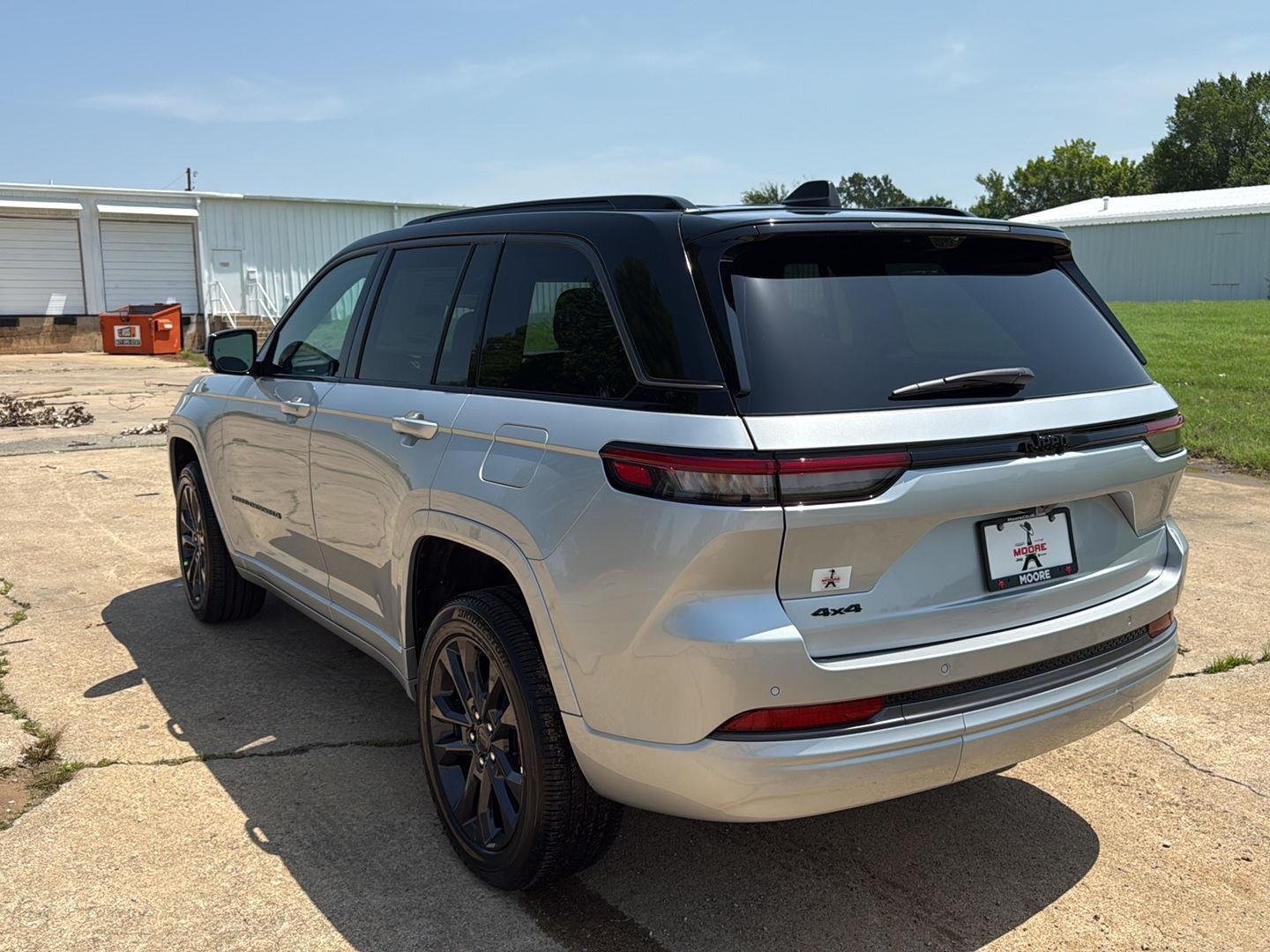 New 2026 Silver Zynith Exterior Paint Jeep Limited Reserve image 5