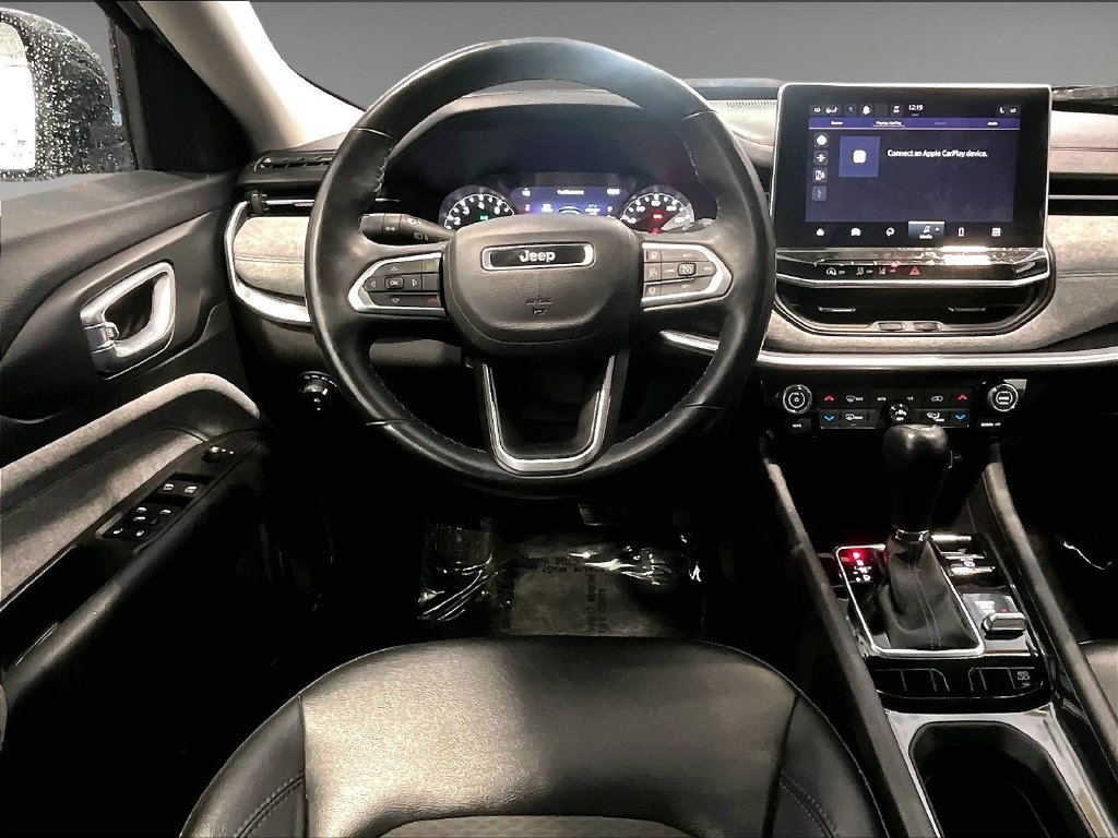 Used 2022 Silver Jeep Latitude image 17
