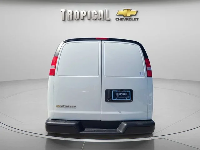 New 2026 Summit White Chevrolet WT image 4