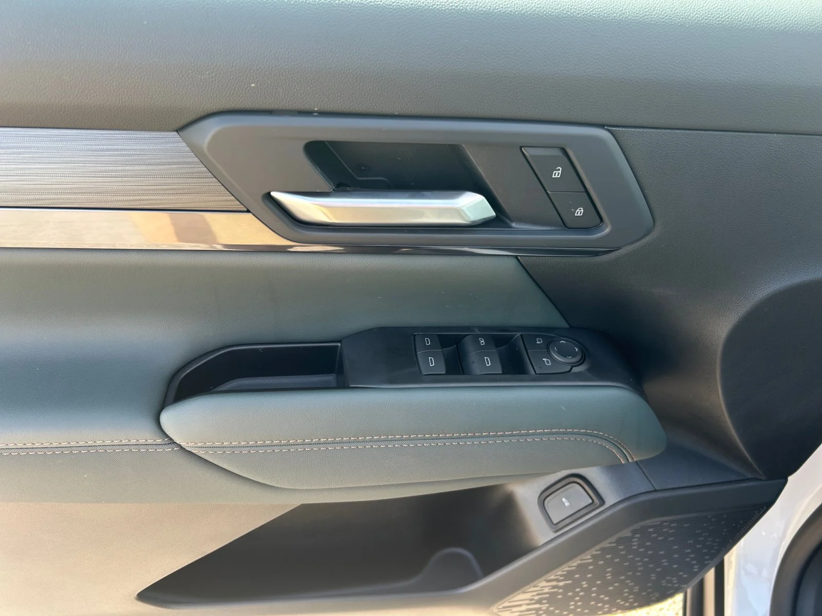 New 2027 Summit White GMC AWD AT4 image 17