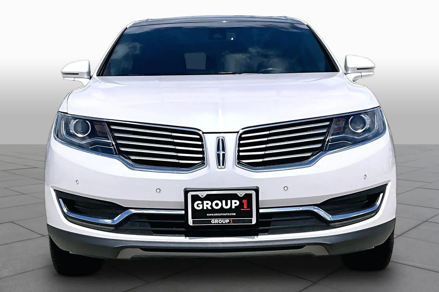 Used 2018 White Platinum Metallic Tri-Coat Lincoln Reserve image 4