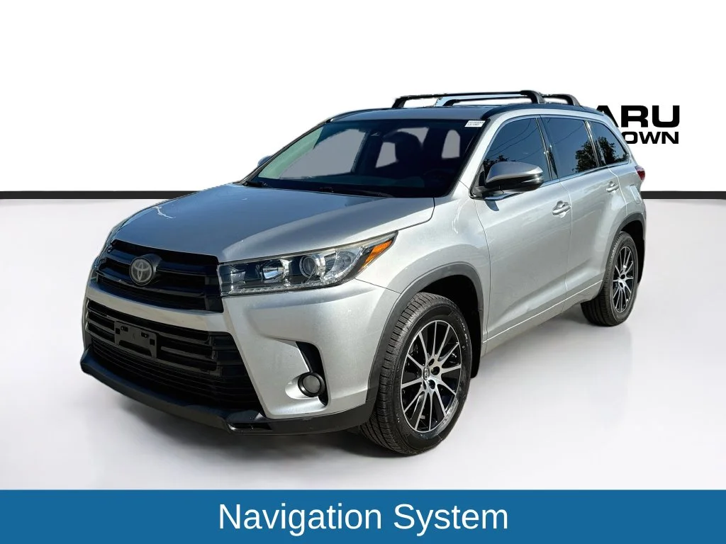 Used 2018 Silver Toyota SE image 3