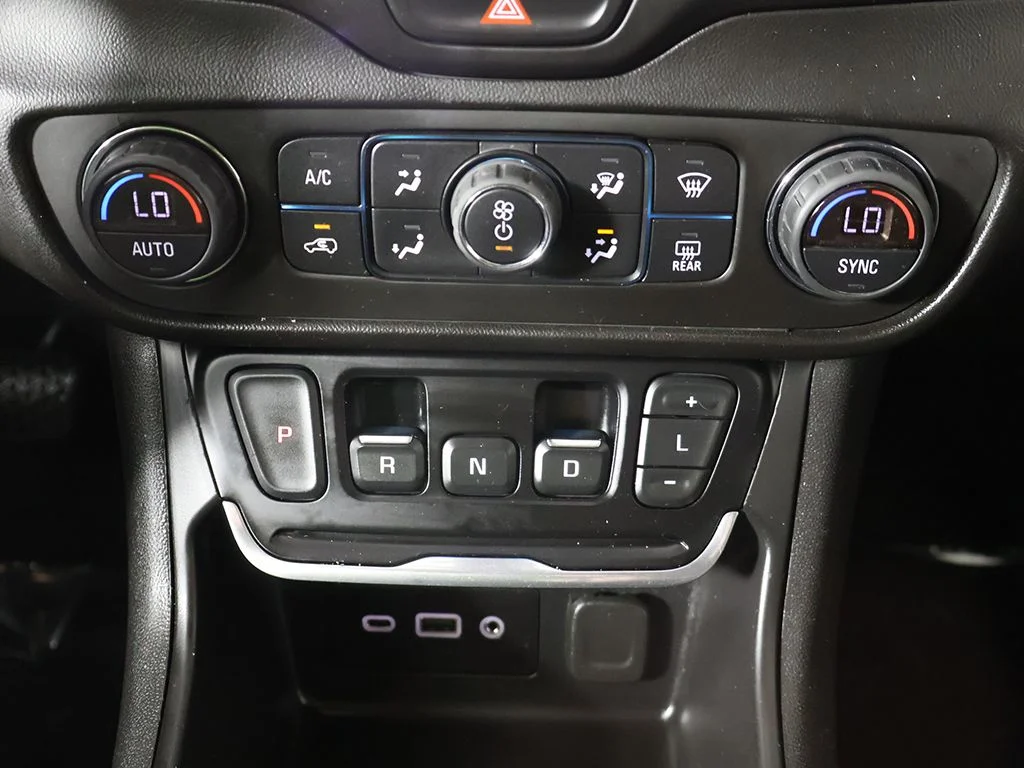 Used 2020 White GMC SLE image 35