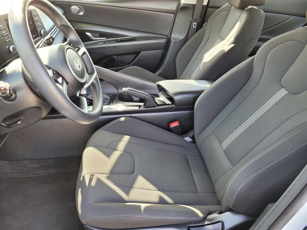 Used 2025 White Hyundai SE image 15