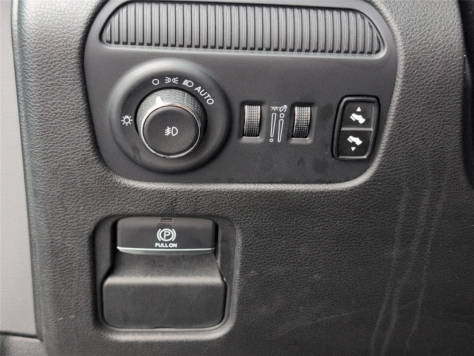 Used 2024 Diamond Black Crystal Pearlcoat Jeep Series II image 25