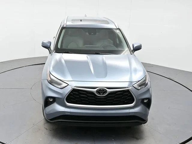 Used 2022 Moon Dust Toyota XLE image 35