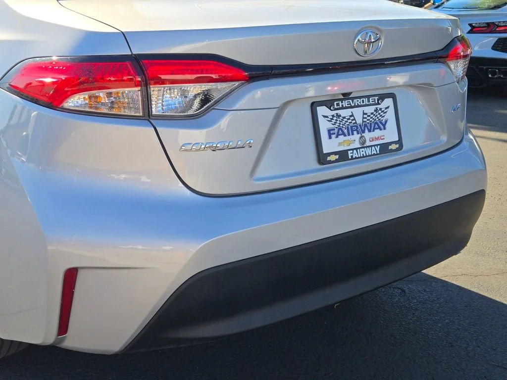 Used 2024 Classic Silver Me Toyota LE image 5