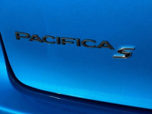 New 2026 Hydro Blue Pearl-Coat Exterior Paint Chrysler Limited image 41