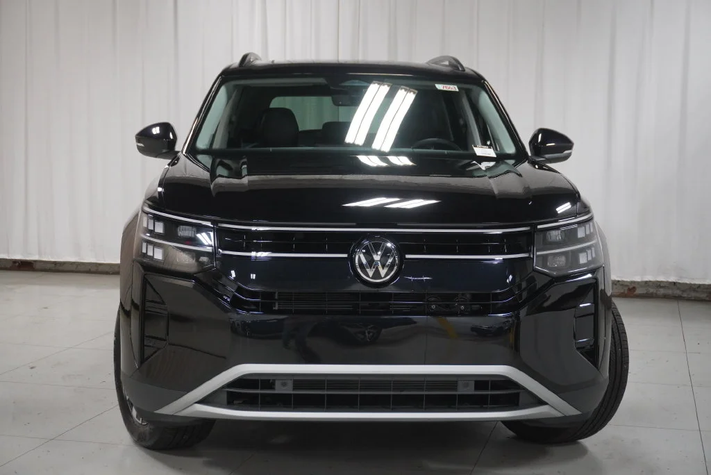 New 2027 Deep Black Volkswagen SE w/Technology image 5