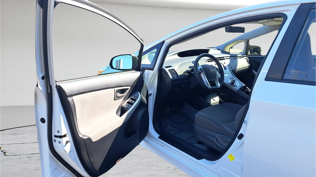 Used 2015 White Toyota Three image 9