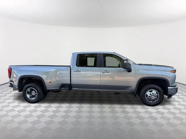 Used 2025 Sterling Gray Metallic Chevrolet LT DRW image 4