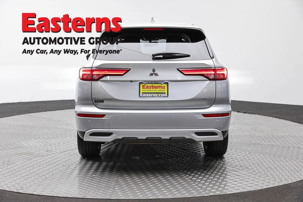 Used 2024 Silver Mitsubishi SE image 6