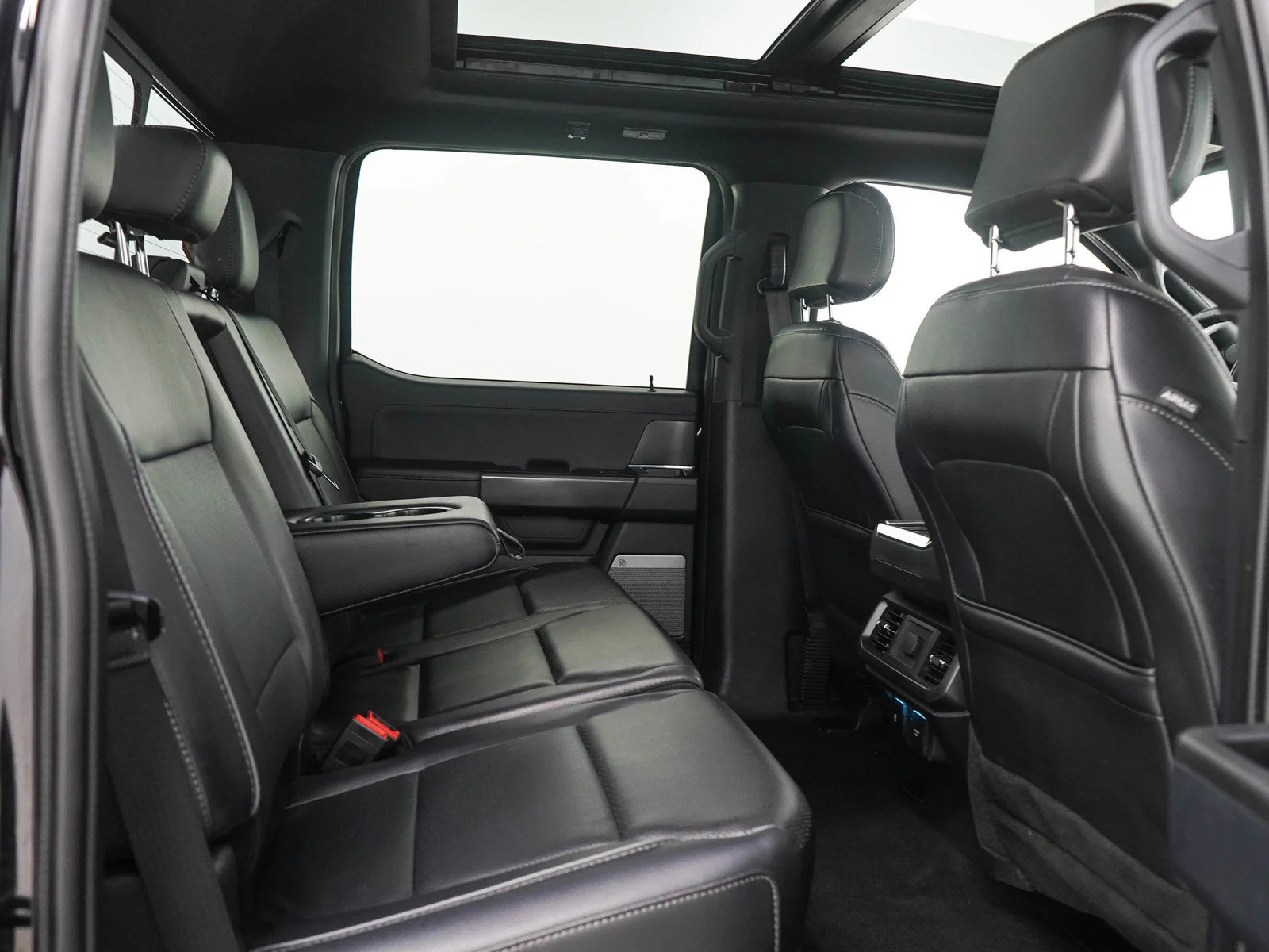Used 2024 Agate Black Metallic Ford LARIAT image 13