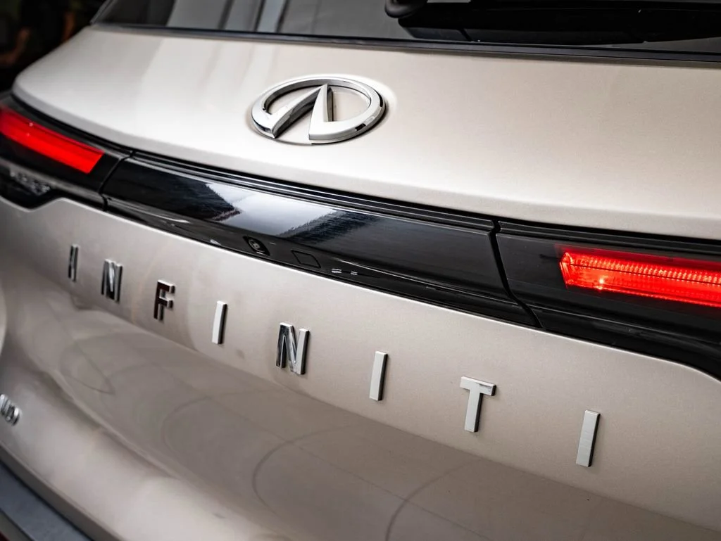 Used 2023 Warm Titanium INFINITI LUXE image 18