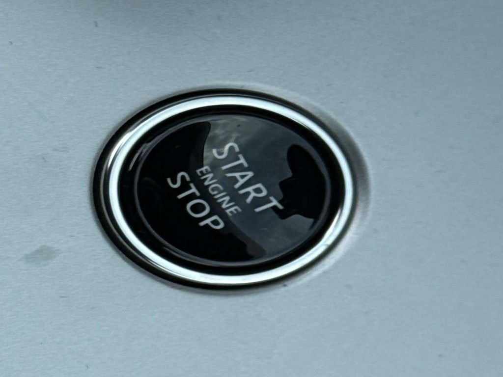 New 2026 Santorini Black Land Rover SE image 10
