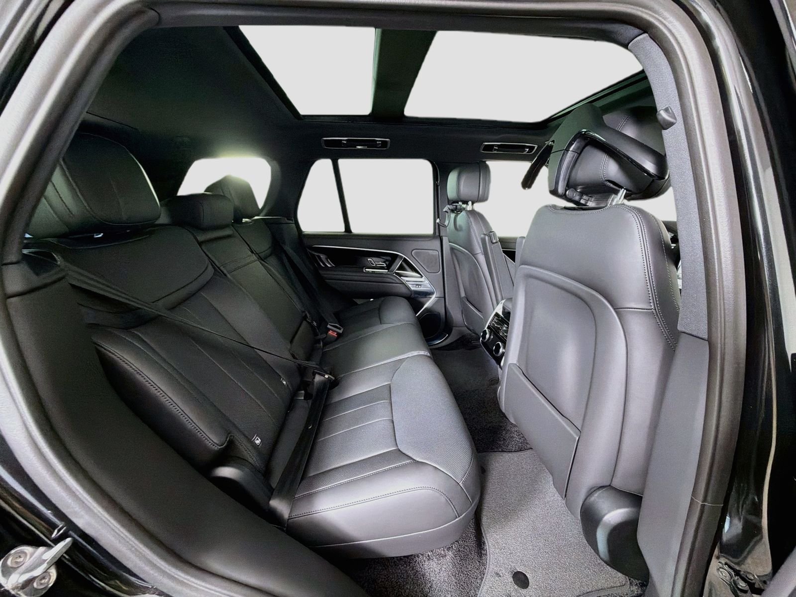 New 2026 Santorini Black Land Rover SE image 30