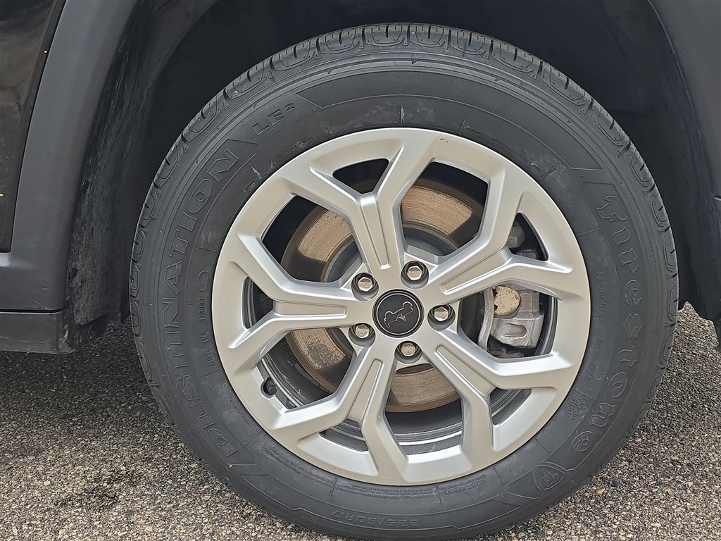 Certified Used 2025 Black Jeep Latitude image 14