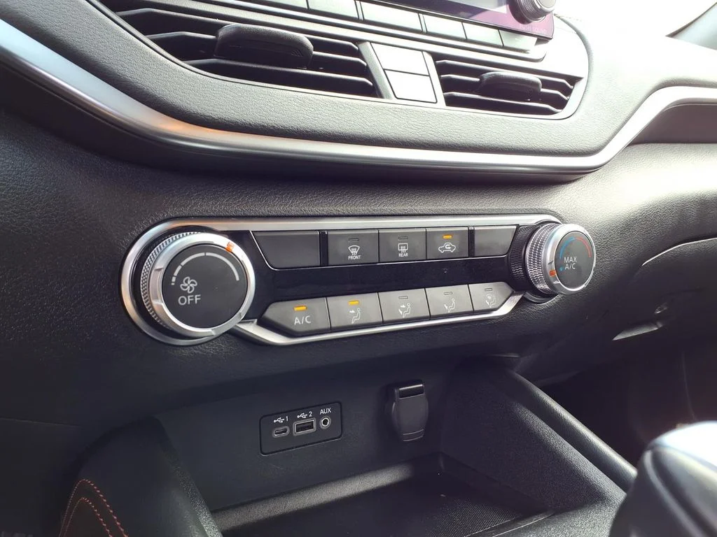 Used 2020 White Nissan 2.5 SR image 19
