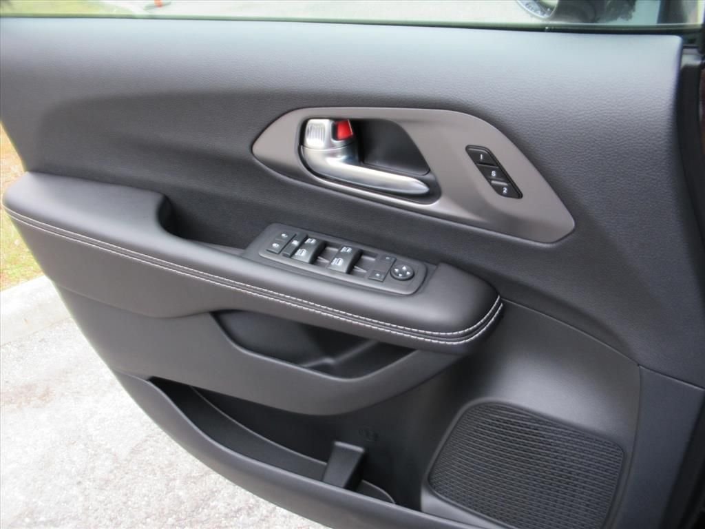 New 2026 Diamond Black Crystal Pearl-Coat Exterior Paint Chrysler Select image 26
