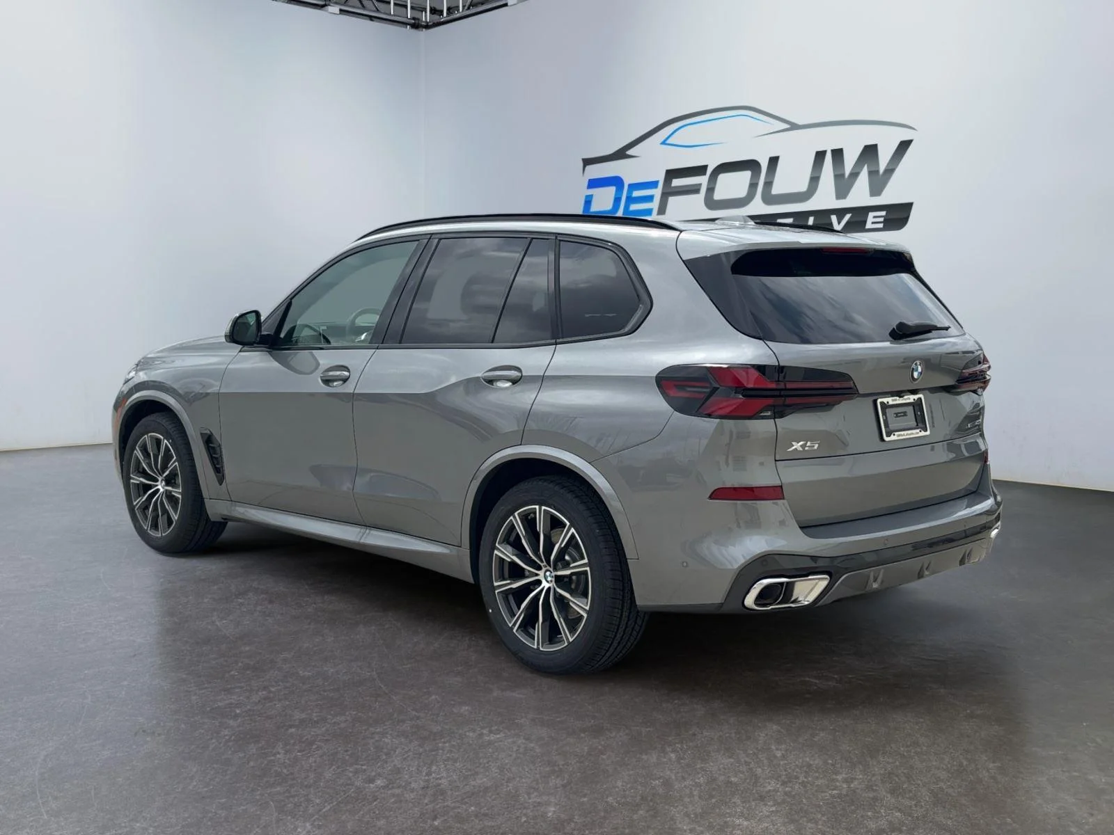 Used 2026 Skyscraper Grey Metallic BMW xDrive40i image 5