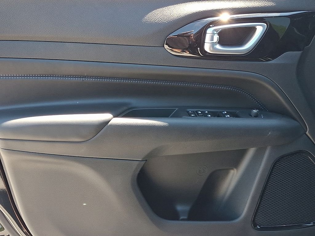 New 2026 Black Jeep Latitude image 8