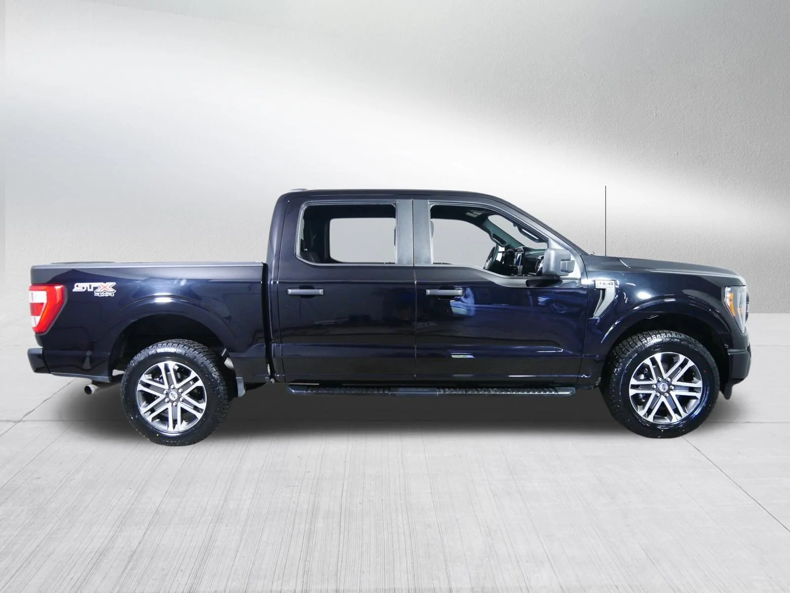 Used 2023 Agate Black Metallic Ford XLT image 8