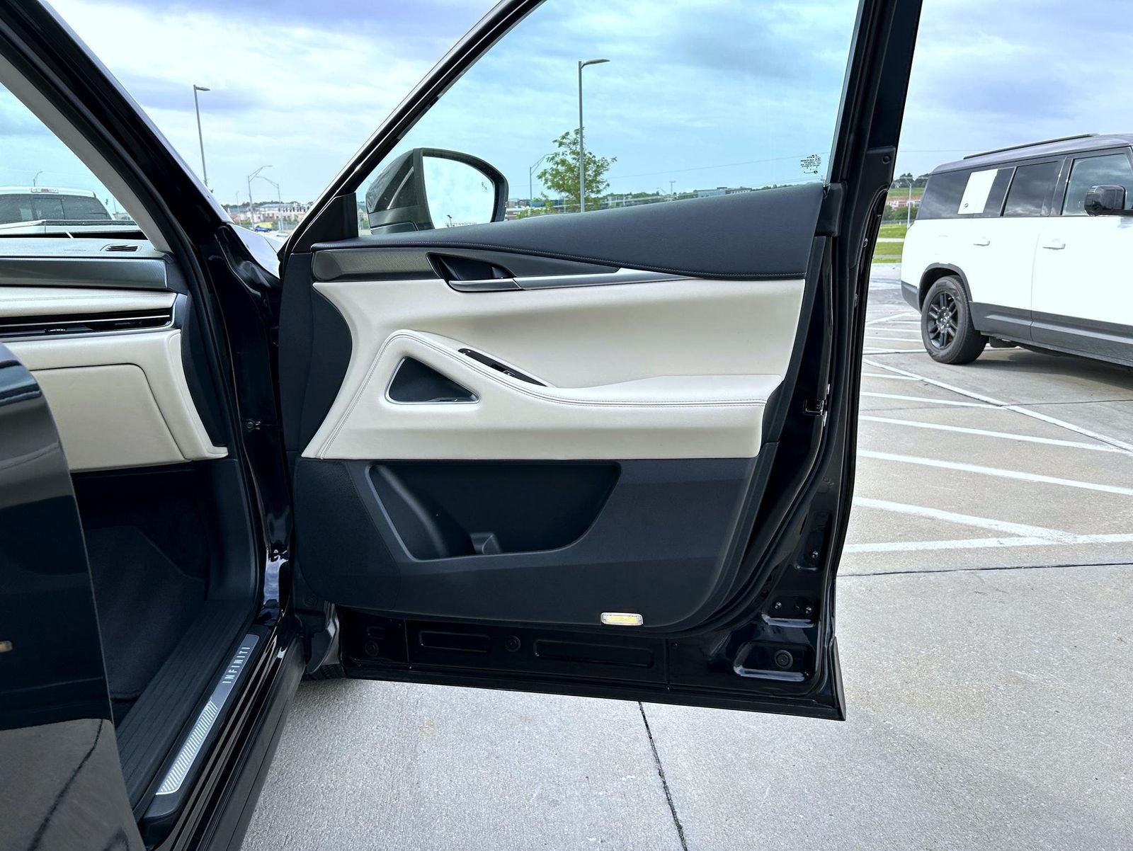 Used 2025 Black INFINITI LUXE image 16