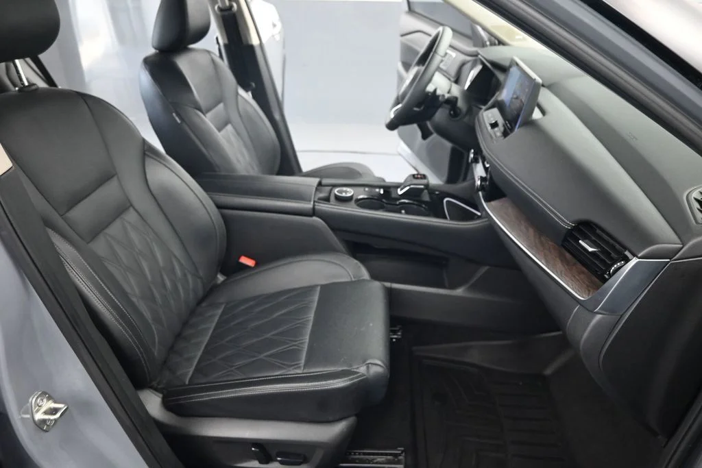 Used 2024 Gray Nissan Platinum image 27