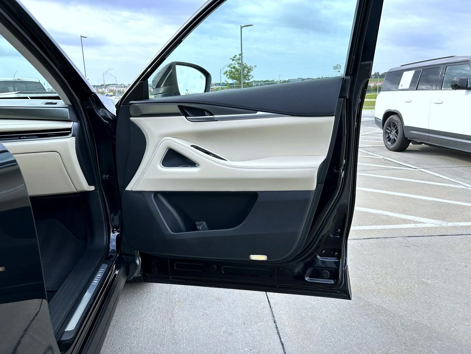 Used 2025 Black INFINITI LUXE image 16