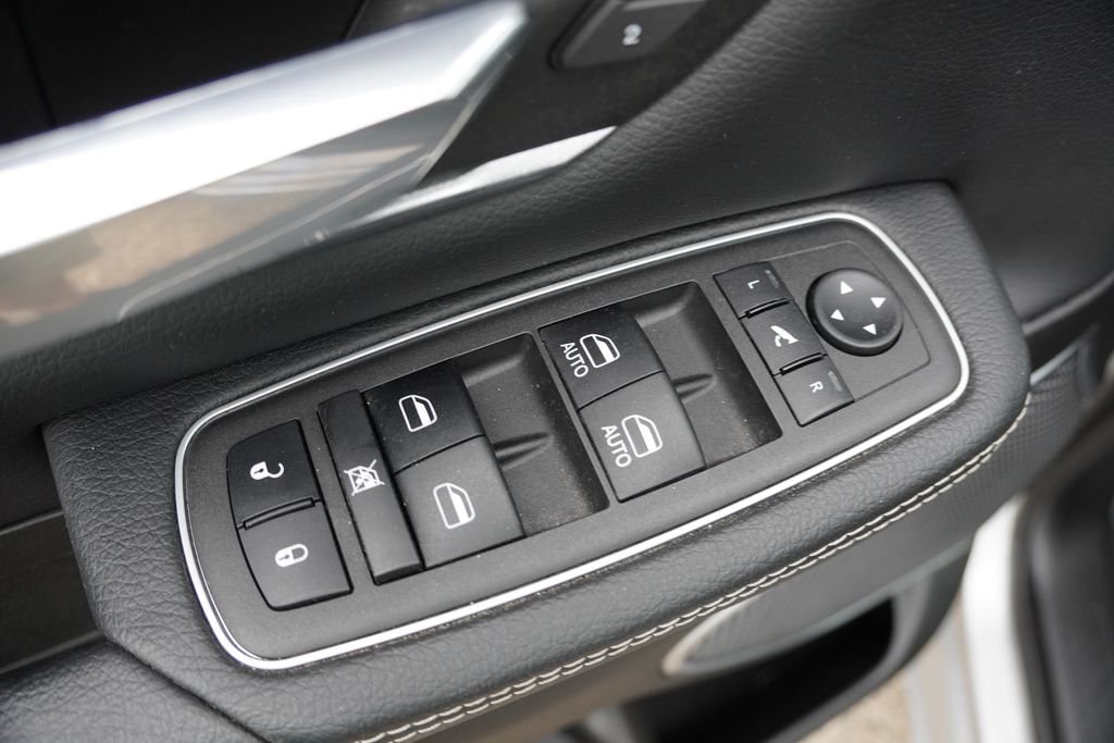 Used 2023 Silver Ram Laramie image 23