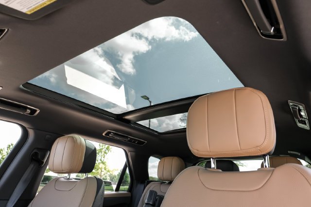 Used 2025 Gray Land Rover Dynamic SE image 5