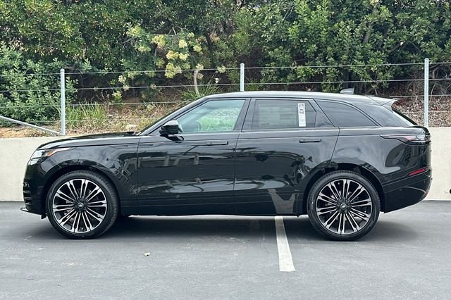 New 2026 Santorini Black Land Rover Dynamic SE image 2