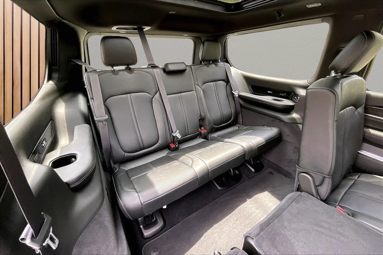 New 2026 Bright White Clear-Coat Exterior Paint Jeep Summit Obsidian image 26