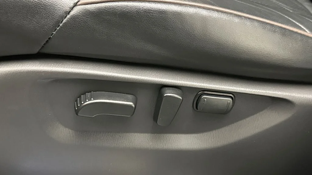 Used 2022 Black Nissan Platinum image 18
