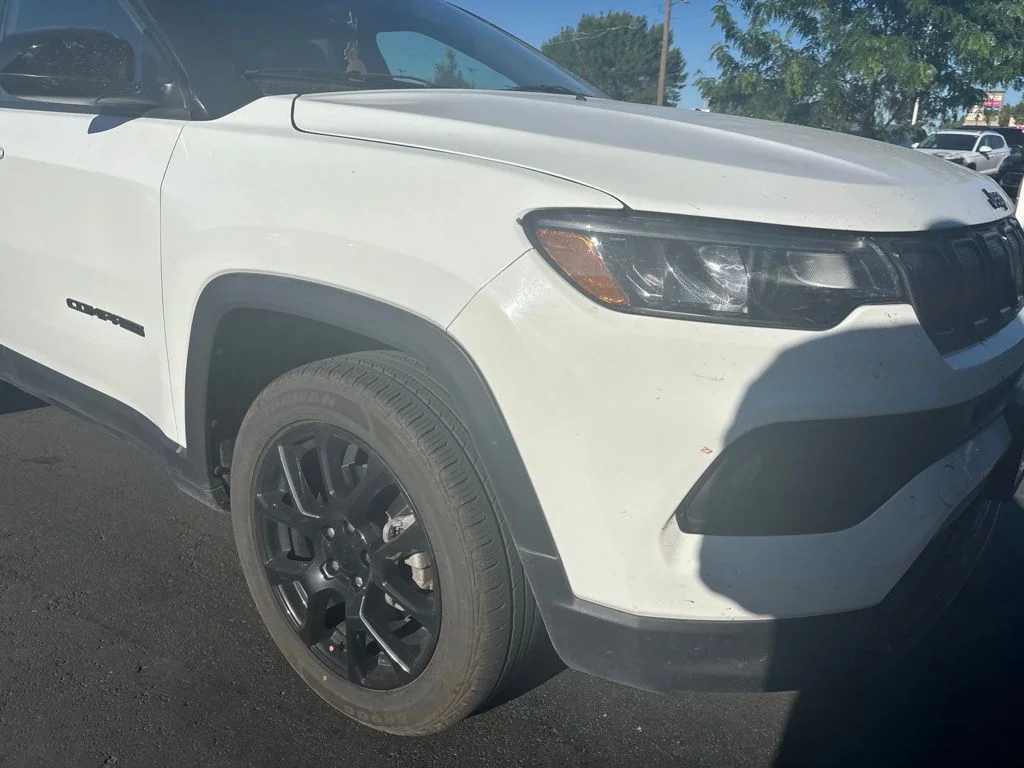 Used 2022 White Jeep Latitude image 10