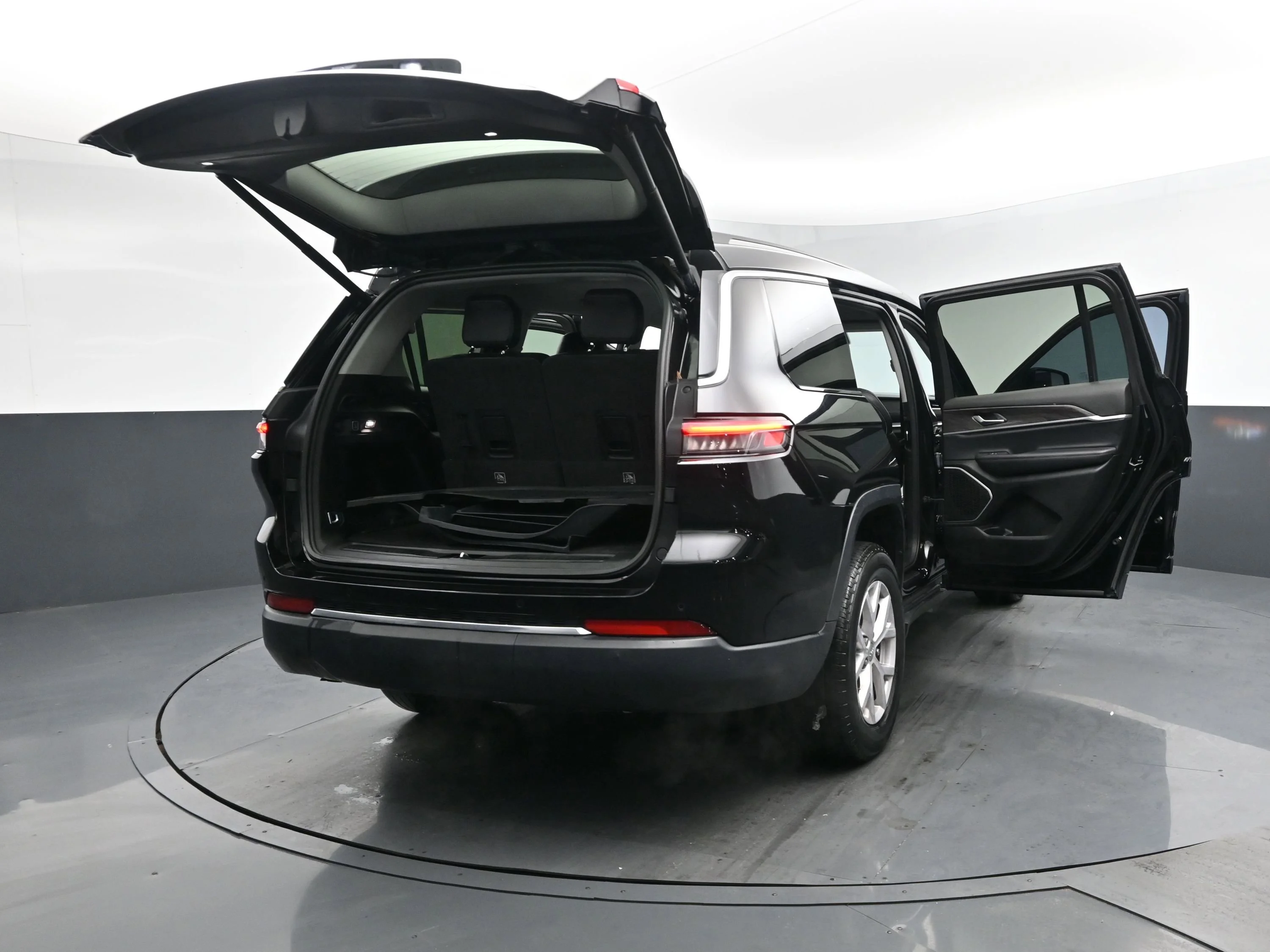 Used 2021 Diamond Black Crystal Pearlcoat Jeep Limited image 29