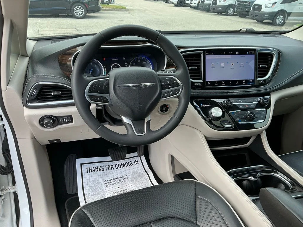 Used 2023 White Chrysler Limited image 29