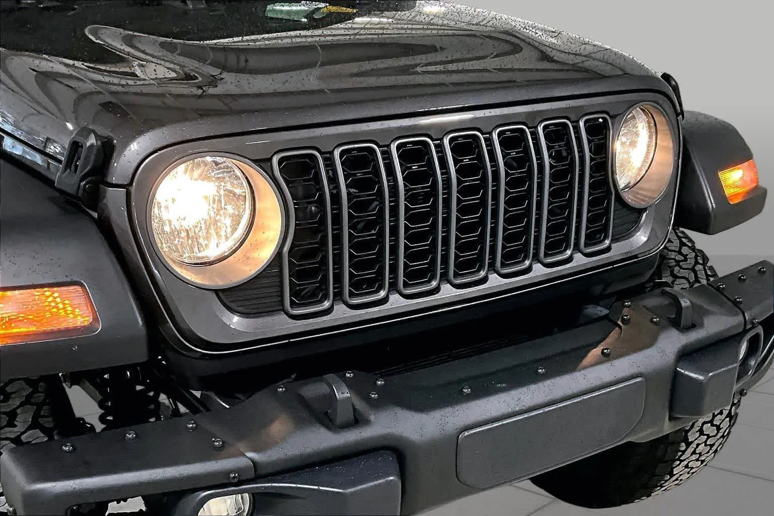Used 2025 Granite Crystal Metallic Clearcoat Jeep Sport S image 29