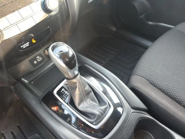 Used 2020 Silver Nissan S image 22