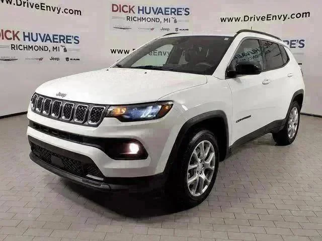 2023 Jeep Compass Latitude Lux 4X4's photo