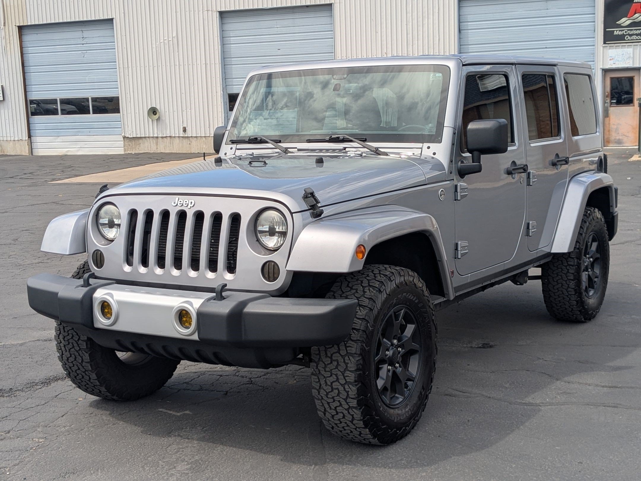 Used 2014 Billet Metallic Clearcoat Jeep Sahara image 8